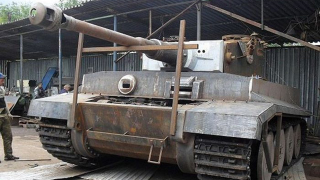 Illustration for article titled See An Amazing Russian Tank Replica Come Together